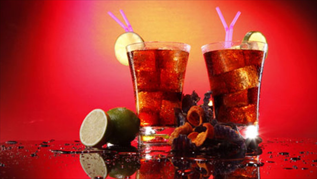 5-cocktails-gia-na-moiasete-stouspeirates-cocktails-gia-na-moiasete-stouspeirates
