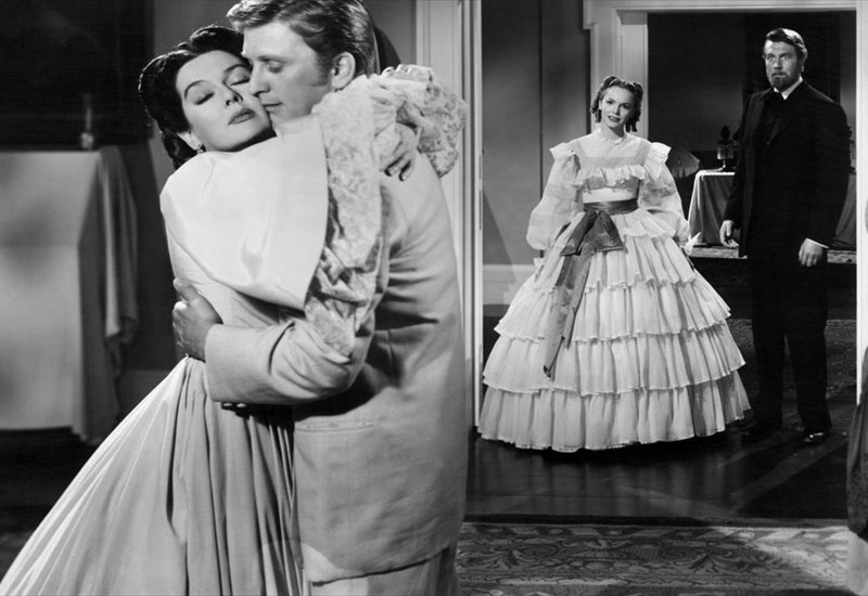 ΤΟ ΠΕΝΘΟΣ ΤΑΙΡΙΑΖΕΙ ΣΤΗΝ ΗΛΕΚΤΡΑ