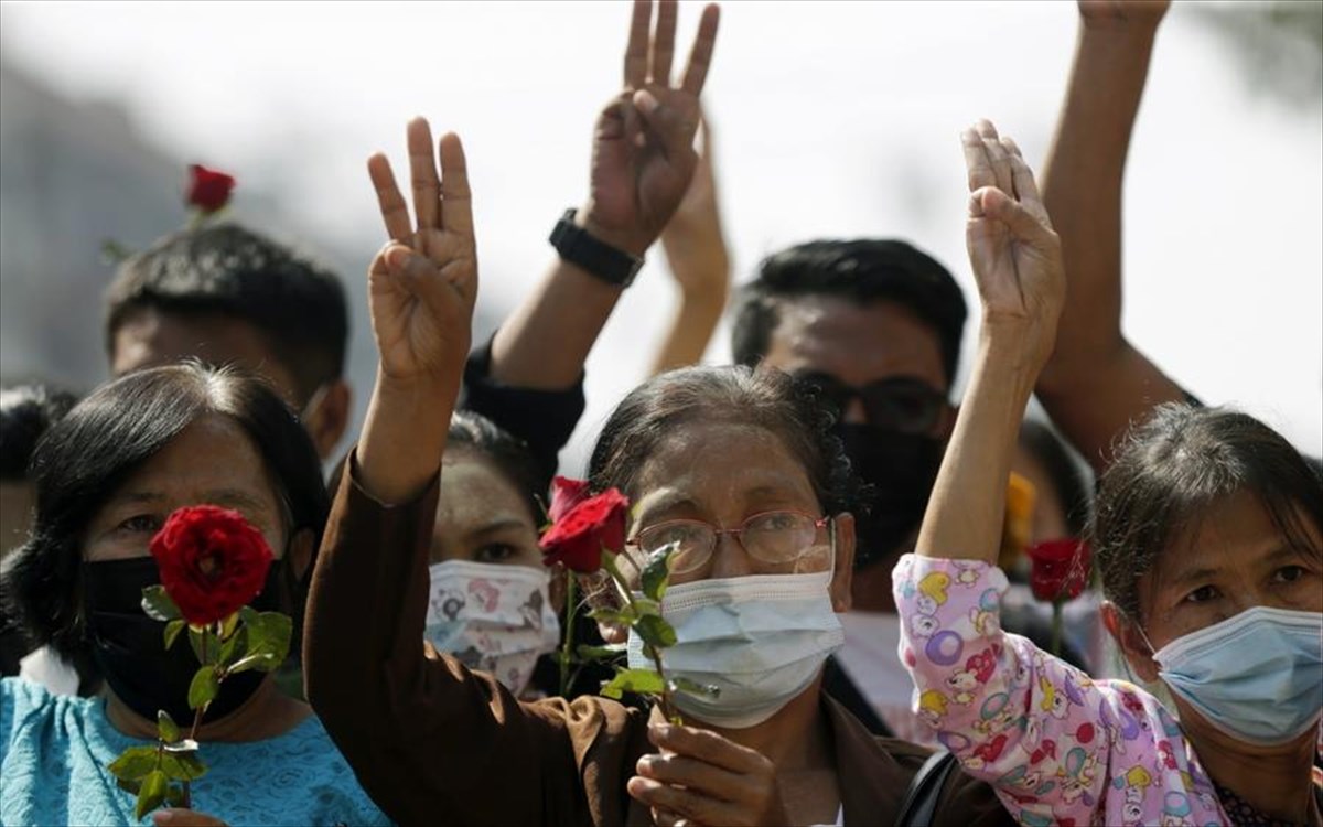Φωτορεπορτάζ: Ο χαιρετισμός του «Hunger Games» γίνεται σύμβολο της αντίστασης στη Μιανμάρ
