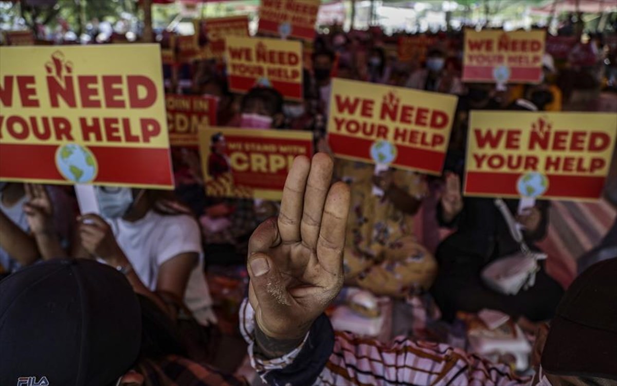 Φωτορεπορτάζ: Ο χαιρετισμός του «Hunger Games» γίνεται σύμβολο της αντίστασης στη Μιανμάρ