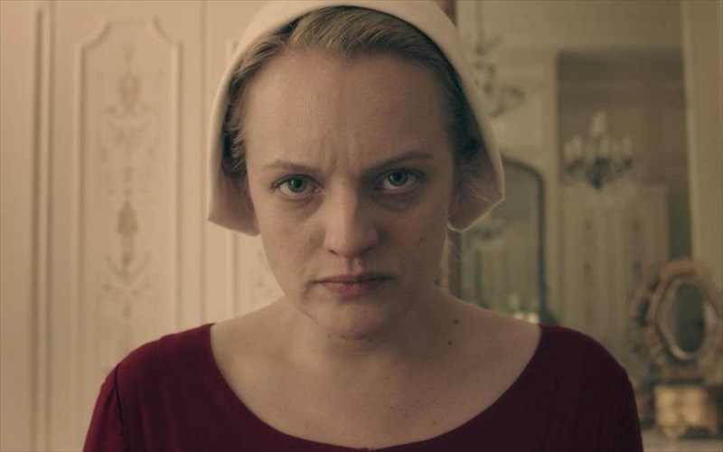 tipota-den-einai-ikano-na-se-proetoimasei-gia-to-skotadi-tou-the-handmaids-tale