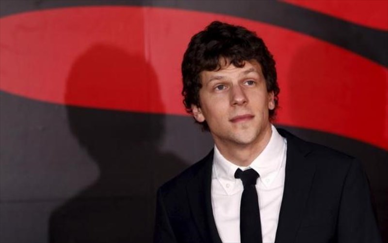 etoimazei-komiki-tileoptiki-seira-o-Jesse-eisenberg-Jesse-eisenberg