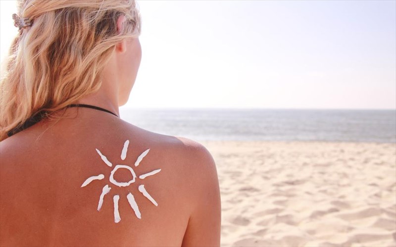 poies-trofes-mporoun-na-mas-boithisoun-enantia-ston-karkino-tou-dermatos