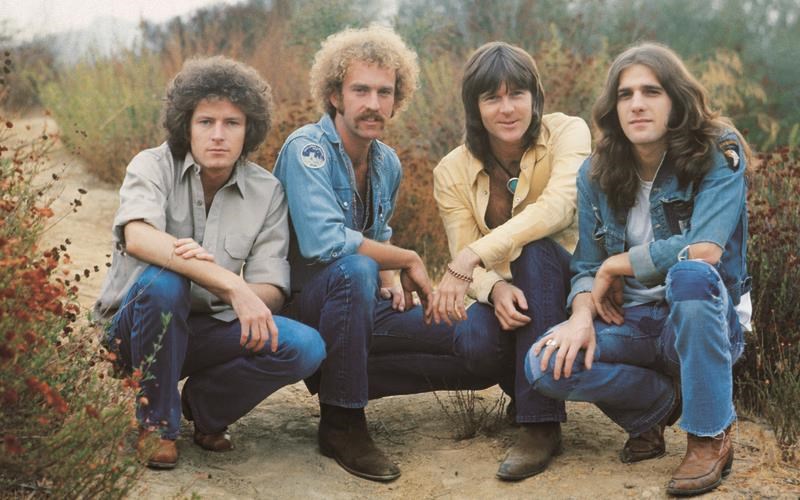 oi-eagles-minuoun-ksenodoxeio-pou-paristanei-to-hotel-california