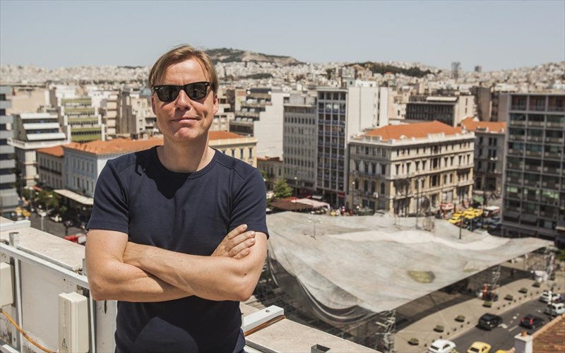 o-germanos-eikastikos-gregor-schneider-kamouflarei-tin-plateia-omonoias