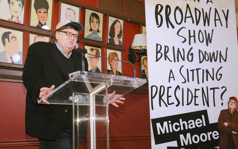 o-michael-moore-anebainei-sti-skini-tou-broadway-gia-na-riksei-ton-trump