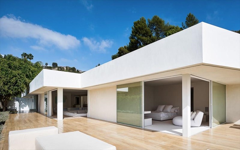 to-spiti-tou-orlando-bloom-einai-apoluta-leuko