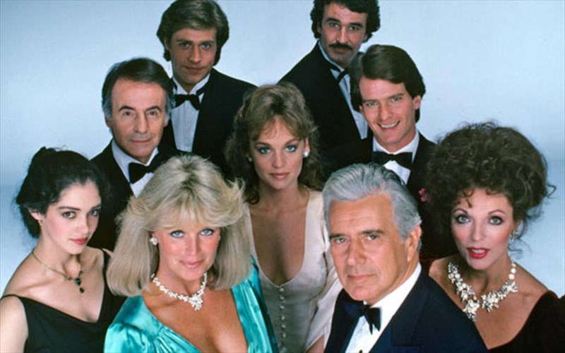 o-lamperos-kosmos-tis-dunasteias-epistrefei-stis-othones