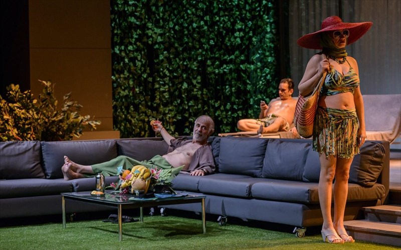 kritiki-akraies-kai-aprosmenes-enallagesse-mia-sugxroni-ilarotragodia