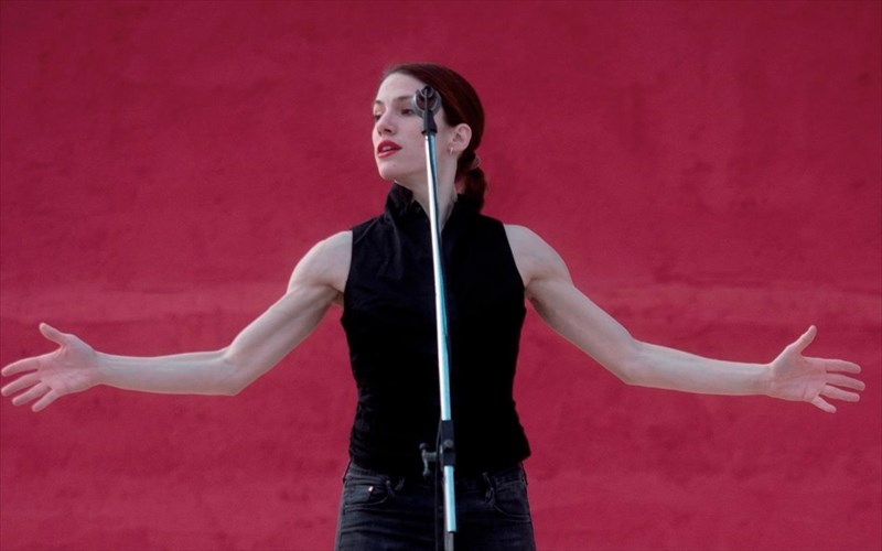 documenta-14-h-lady-r-tis-sofias-mauragani-epistrefei-stin-plateia-audi