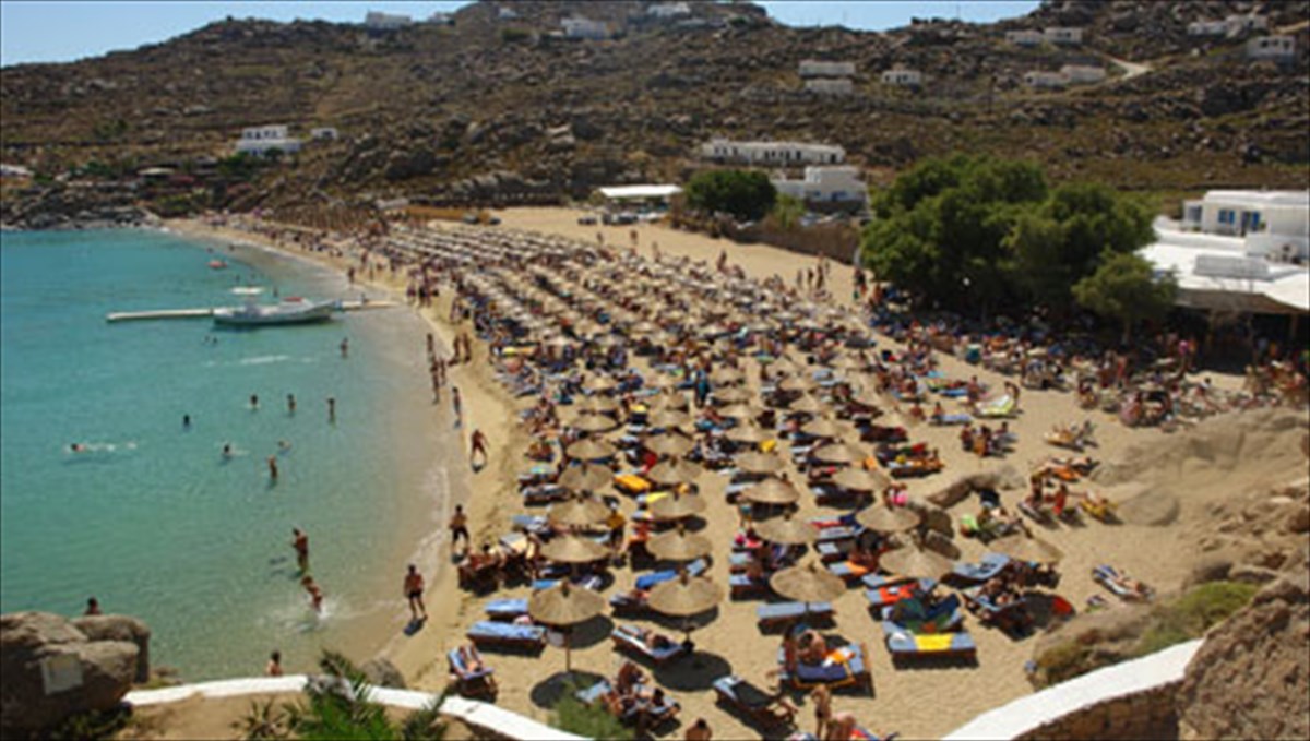 diaskedazontas-sta-beach-bars-tis-elladas