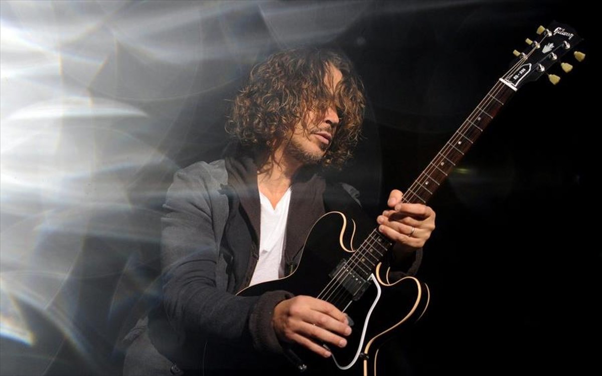 chris-cornell-performs-on-stage-in-berlin