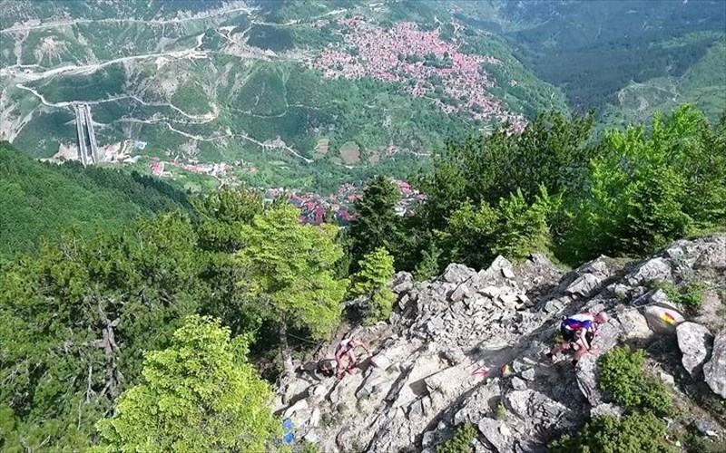 to-metsobo-strefei-ta-blemmata-pano-tou-me-to-ursa-trail