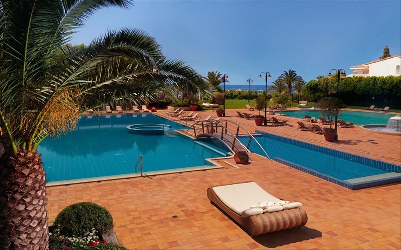 elliniko-kalokairi-me-kosmopolitikes-bouties-ston-omilo-dibani