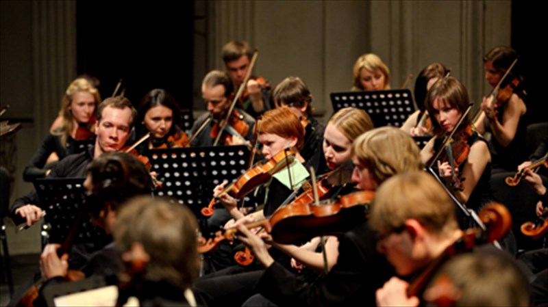 ypo-tous-ixous-tis-aionias-mousikis