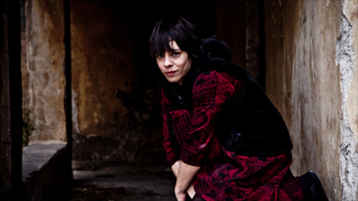 diplo-neaniko-xtupima-sto-six-dogs