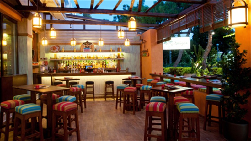 authentiki-margarita-kai-meksikaniko-finger-food-sto-bar-tou-amigos-sti-glufada