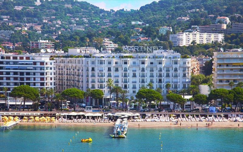 auto-einai-to-ksenodoxeio-pou-filoksenei-ti-rihanna-stis-kannes