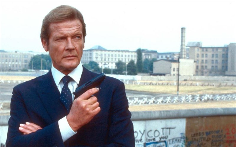 o-kosmos-tou-theamatos-apoxaireta-ton-roger-moore