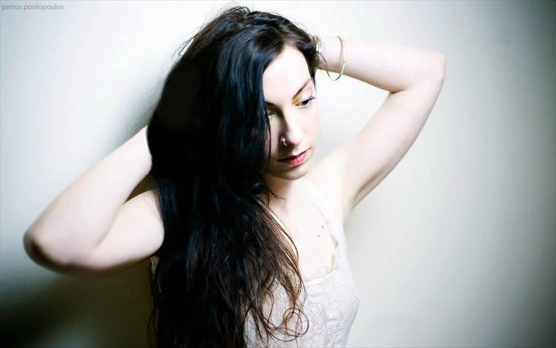 h-melentini-me-ti-mousiki-tou-afterlob-sto-six-dogs