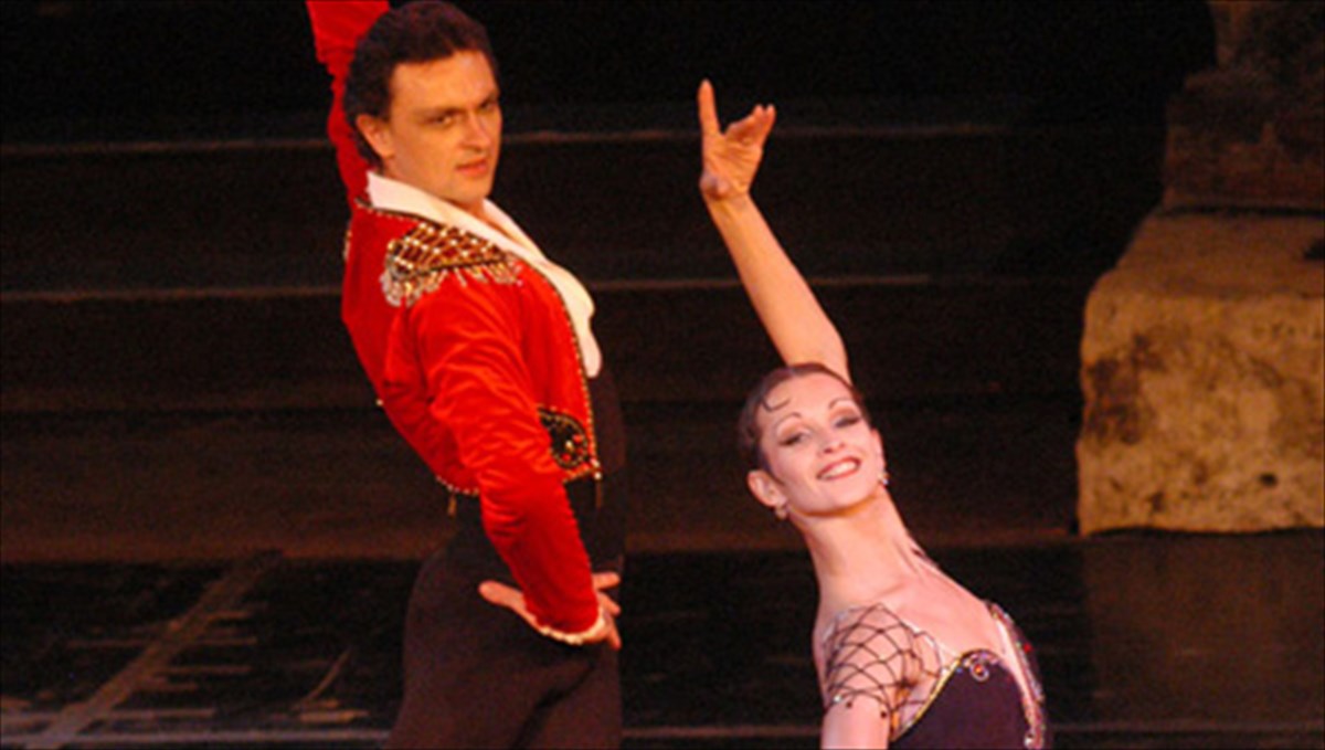 ta-asteria-tou-klasikou-xorou-lampoun-sto-irodeio