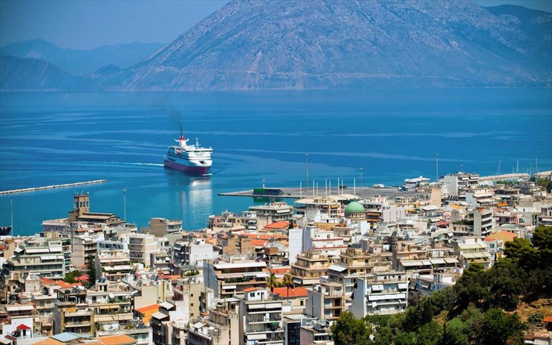 taksidi-se-tesseris-omorfes-parathalassies-poleis-tis-elladas