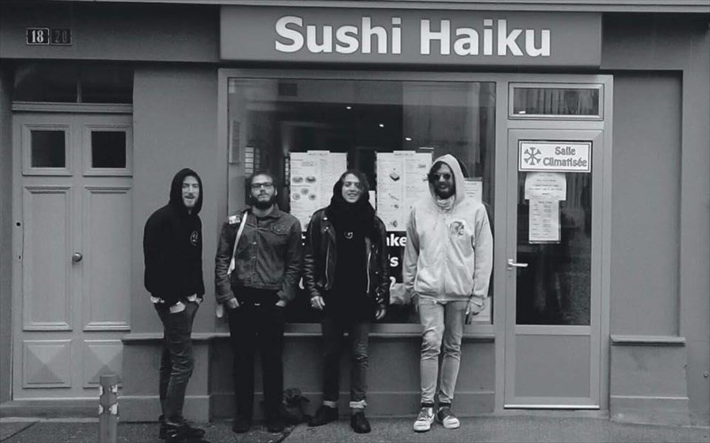 o-iounios-mpainei-me-chickn-live-sto-romantso