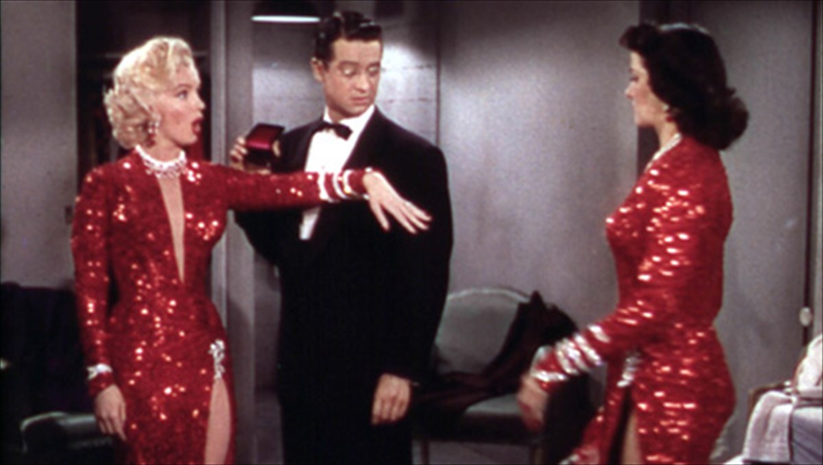 i-merilin-monroe-ksana-tragouda-gia-ta-diamantia