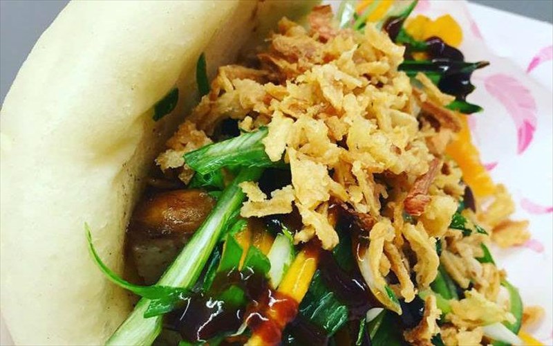 ena-roz-flamingko-sto-kentro-tis-athinas