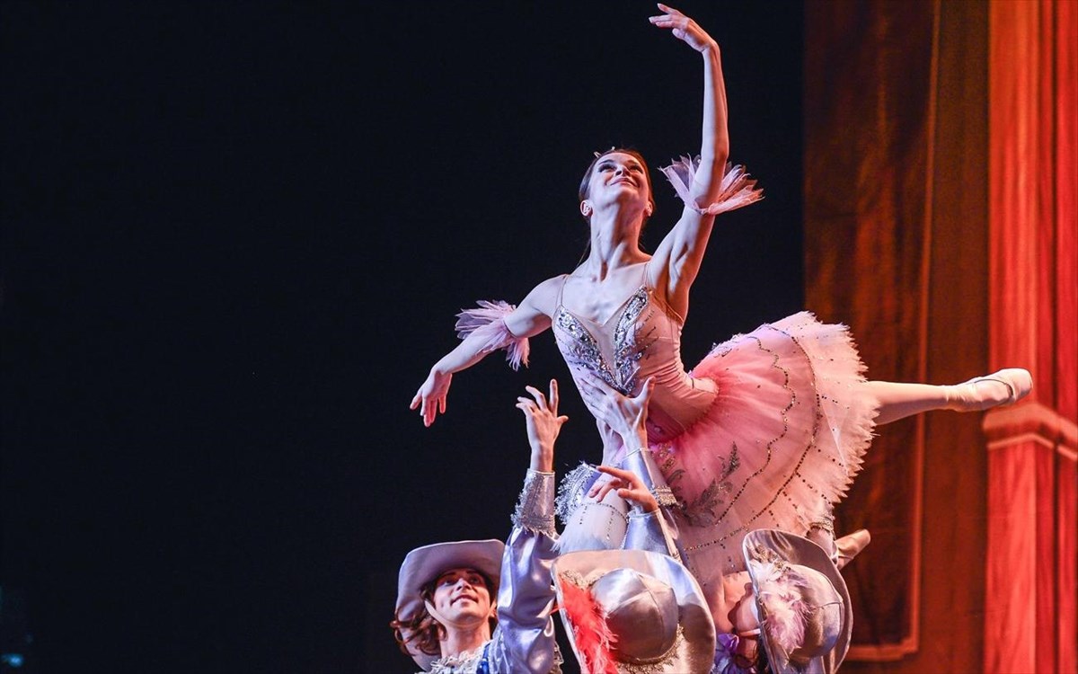 i-oraia-koimomeni-oraia-koimomeni