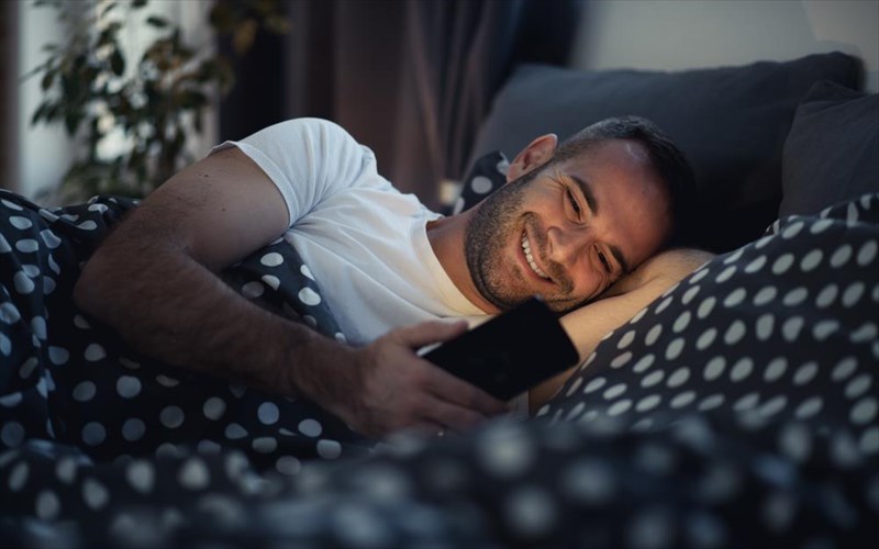 i-nuxterini-xrisi-tou-kinitou-epiblabis-kai-gia-tin-psuxiki-ugeia