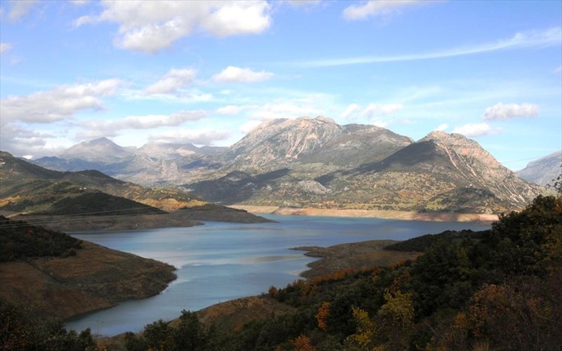 bolta-sti-limni-tou-mornou-kai-sta-paraliaka-xoria-tis-fokidas