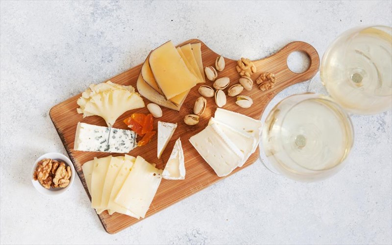 kseskepazoume-pente-diadedomenous-muthous-gia-to-turi