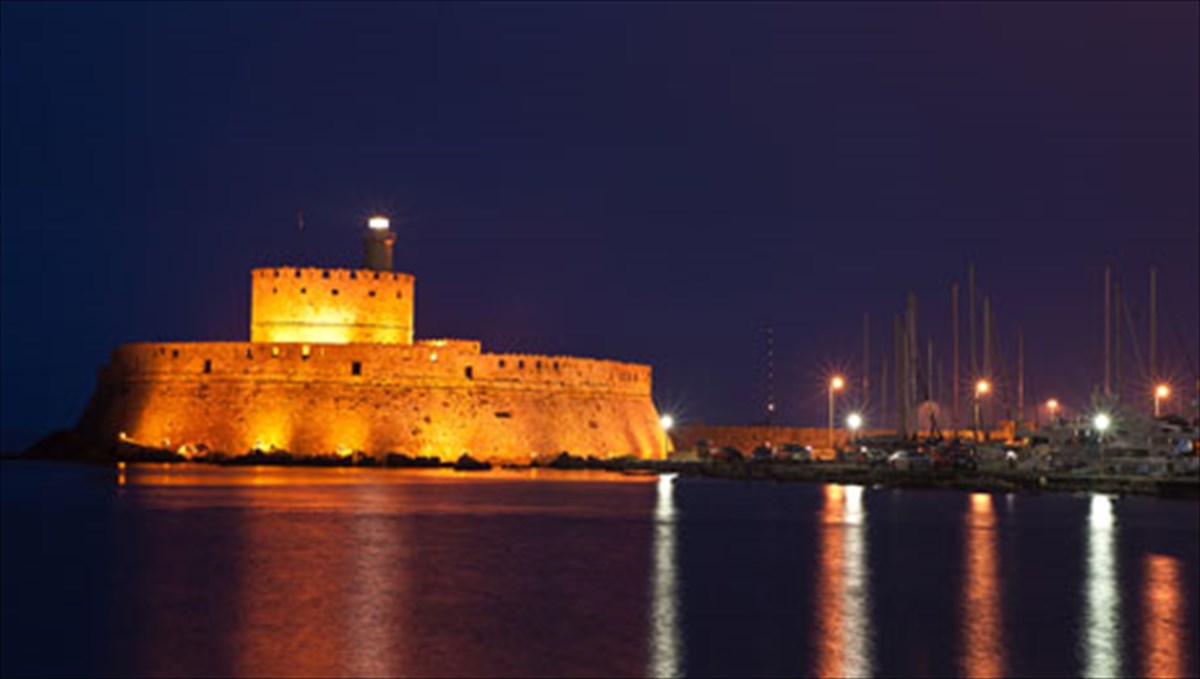 oxuromenes-omorfes-poleis-mias-allis-epoxis