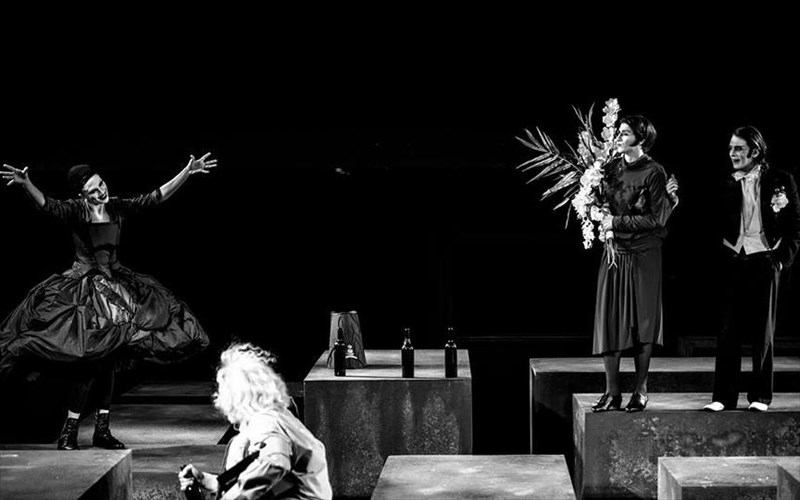 o-adais-kai-o-parafron-ksana-apo-ton-gianno-perlegka-sto-theatro-poreia-parafron-ksana-apo-ton-gianno-perlegka-sto-theatro-poreia