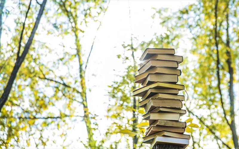 to-biblio-giortazei-stin-plateia-asomaton