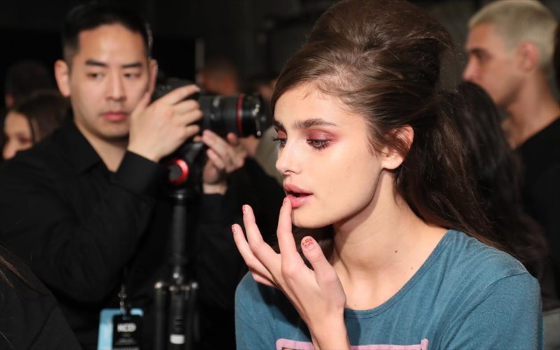 oles-oi-taseis-gia-makigiaz-kai-mallia-apeutheias-apo-tin-pasarela