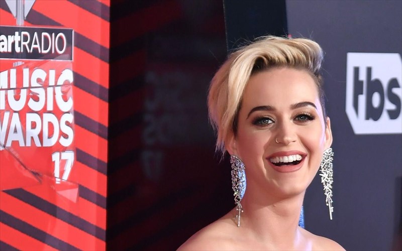 katy-perry-den-eimai-boudas-uparxoun-pragmata-pou-me-enoxloun