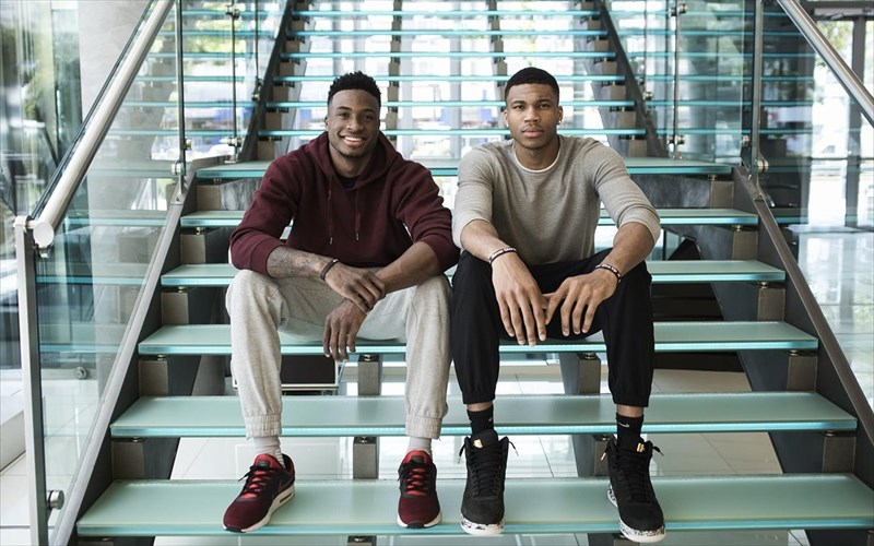 o-giannis-kai-o-thanasis-antetokounmpo-sti-stegi-thanasis-antetokounmpo-sti-stegi