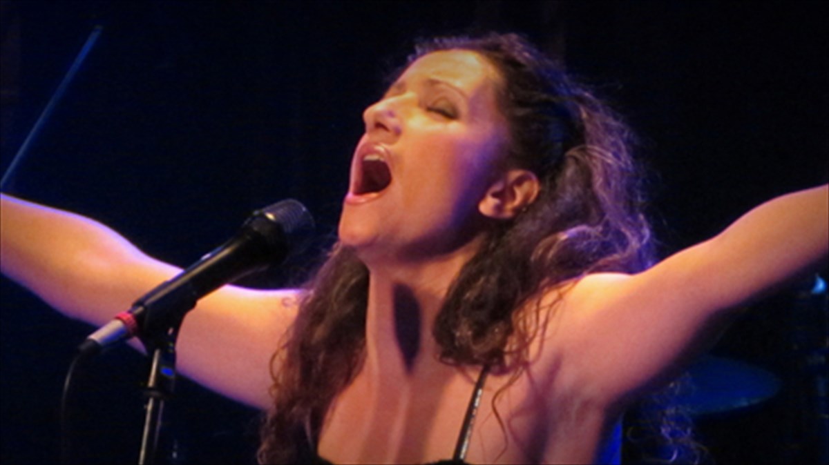 tragoudi-kai-xoros-me-koinoniko-minuma