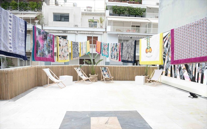 mia-diaforetiki-mpougada-installation-sto-kolonaki-me-tin-upografi-sun-of-a-beach-beach