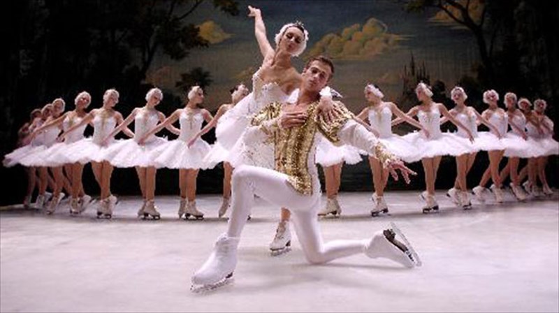 h-limni-ton-kuknon-me-rosiki-upografi