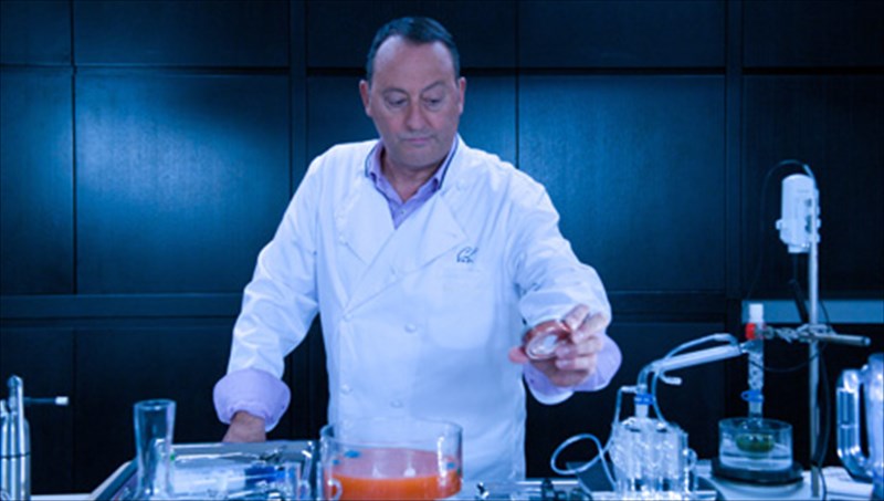 o-Jean-reno-se-epikindunes-apostoles-stin-kouzina