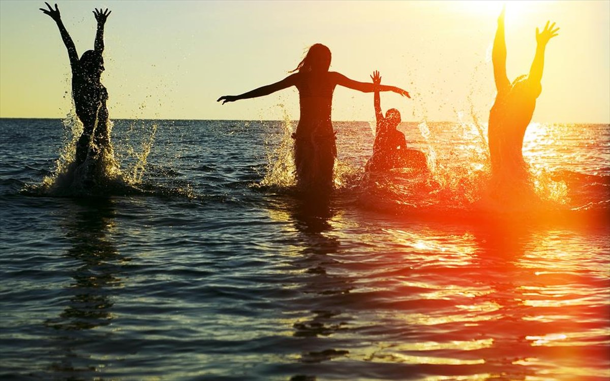 parea-filon-stin-paralia-iliobasilema