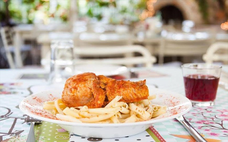 geuomaste-tin-kouzina-tis-elladas-se-pente-estiatoria-tis-athinas