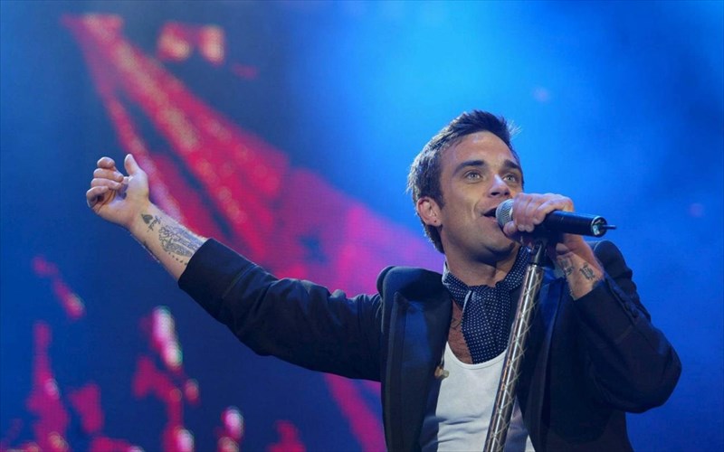 robbie-williams-one-direction-kai-alloi-enonoun-tis-fones-tous-gia-ton-purgo-tou-gkrenfel
