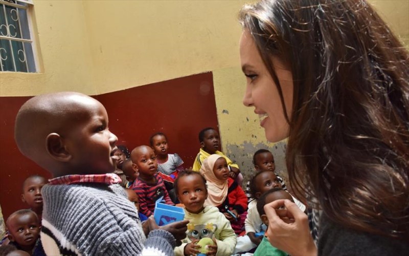 stin-kenua-gia-tin-pagkosmia-imera-prosfugon-i-angelina-Jolie-angelina-Jolie