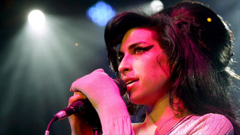 enas-xronos-xoris-tin-amy-winehouse