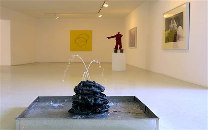 hl2805xy57-ti-sumbainei-otan-tesseris-neoi-ellines-dimiourgoi-sugkatoikoun-me-iera-terata-tis-texnis