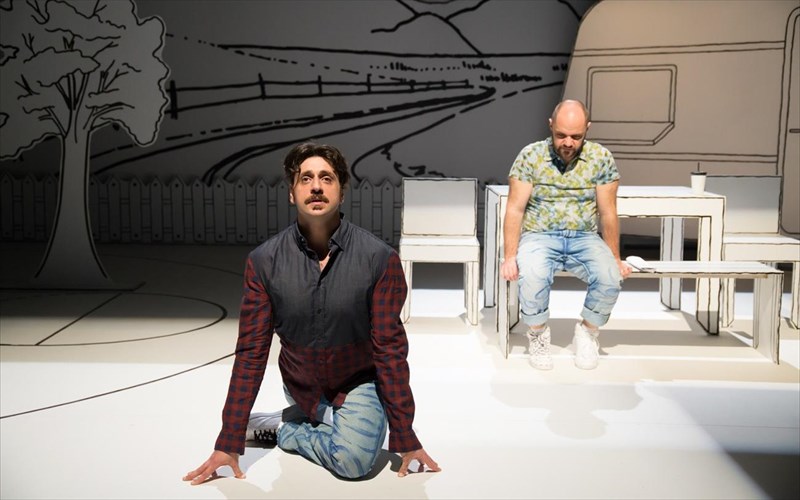 kerdiste-5-diples-proskliseis-gia-to-petres-stis-tsepes-tou-sto-theatro-braxon-diples-proskliseis-gia-to-petres-stis-tsepes-tou-sto-theatro-braxon